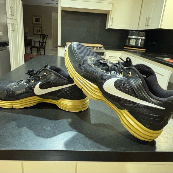 Nike Men's Black and Gold New Orleans Saints team-issued Lunar TR1 shoes - Picture 2 of 6